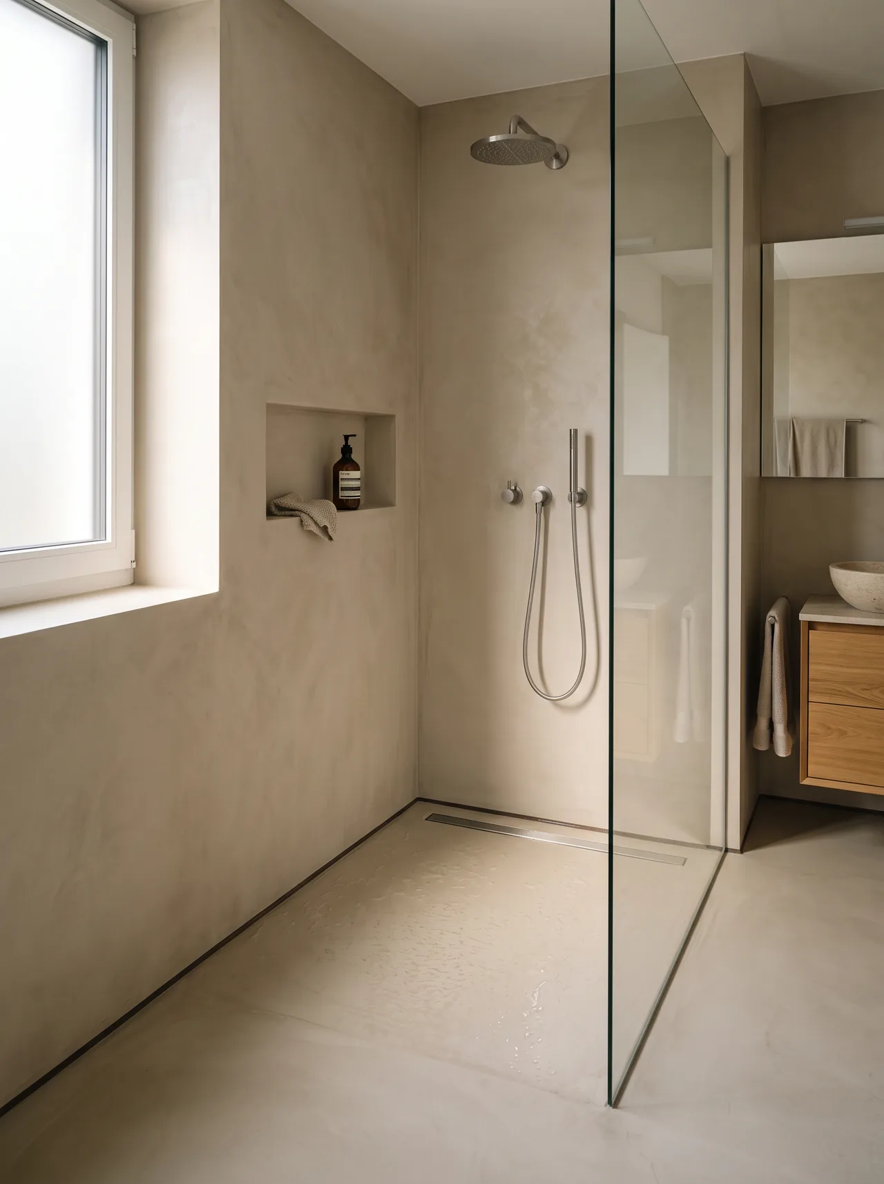 Begehbare Dusche mit ruhiger Flächenwirkung als Visualisierung